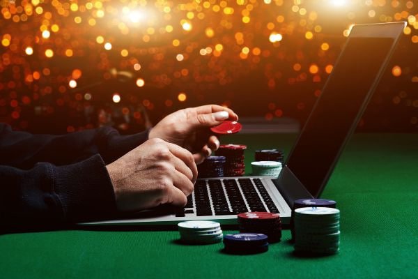 Pengguna membaca halaman FAQ dengan topik keamanan data digital